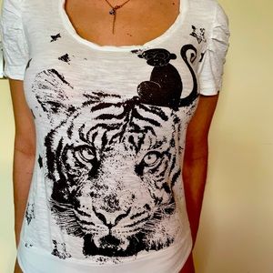T-shirt body with a graphics